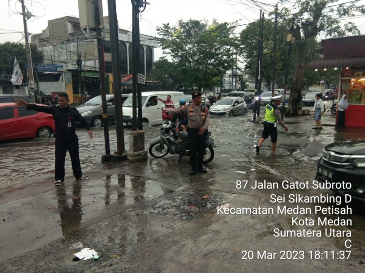 Personel Polsek Medan Baru Antisipasi Kemacetan Akibat Banjir