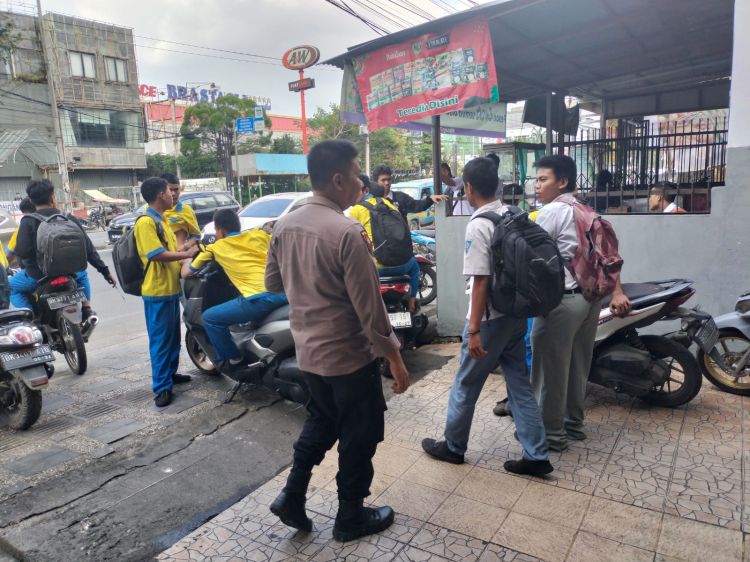 Antisipasi Tawuran, Polsek Medan Baru Patroli Jam Pulang Sekolah
