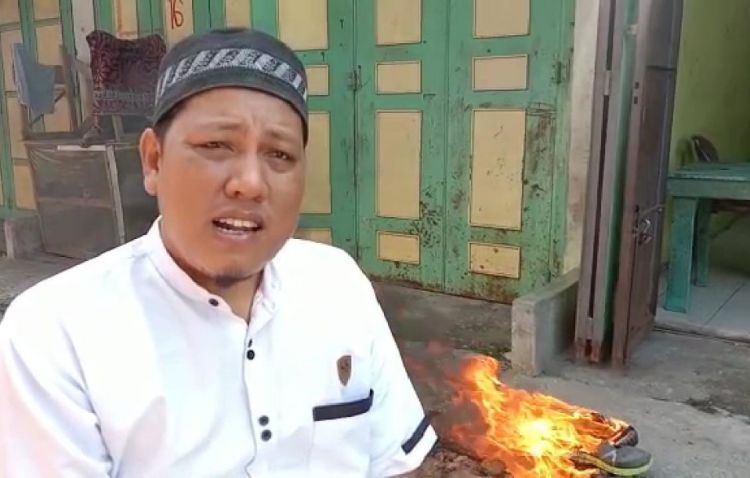 Pedagang di Tanjungbalai Aksi Bakar Sepatu Bekas Menolak Larangan Thrifting