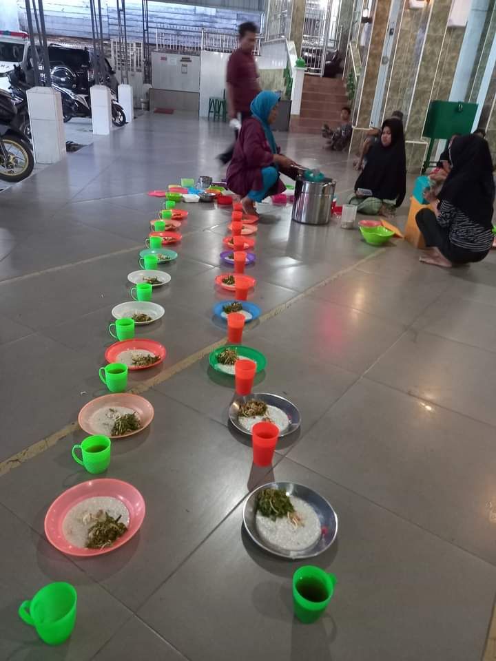 Warga Minati Bubur Anyang Mesjid Jami' Galang untuk Berbuka Puasa