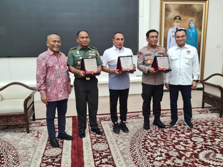 Sukseskan HPN, Gubernur, Kapolda dan Pangdam I/BB Terima Penghargaan dari PWI Pusat