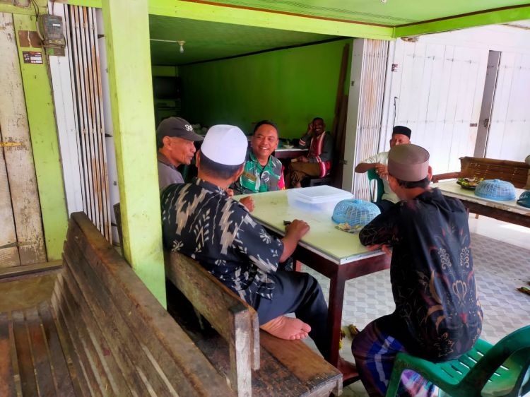 Babinsa dan Bhabinkamtibmas Aceh Timur Laksanakan Komsos Bareng ke Masyarakat