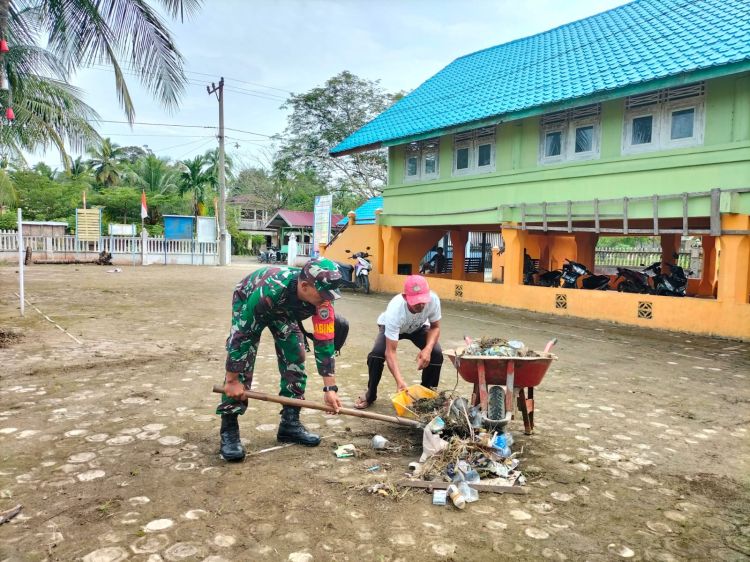 Resfek Sertu Syukri Selaku Bintara Pembina Desa Untuk Kebersihan Lingkungan