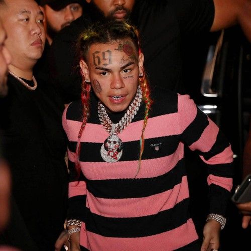 Rapper Nyentrik Tekashi 6ix9ine Dipukuli Sekelompok Pria di Kamar Mandi