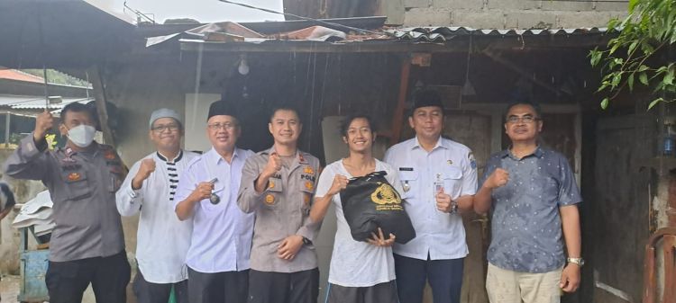 Kapolsek Jagakarsa Salurkan Bantuan Kemanusiaan dari Kapolri di Wilayah Kumuh