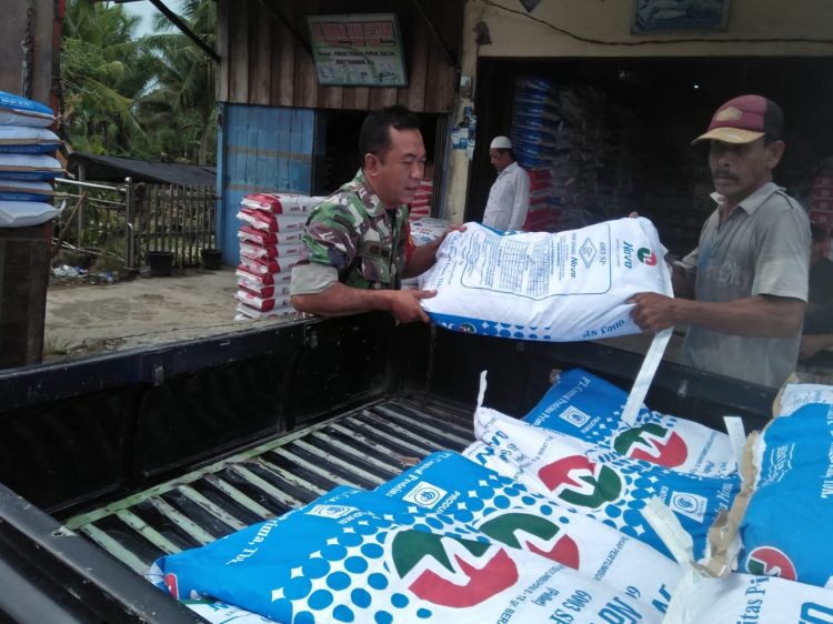 Meskipun Dalam Keadaan Berpuasa, Babinsa Azis Zakaria Tak Kendurkan Niat Bantu Angkat Pupuk Warga Binaan