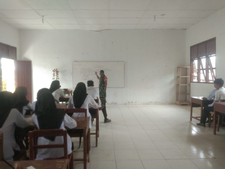 Bentuk Generasi Muda Yang Hebat, Babinsa Berikan Wasbang ke Sekolah