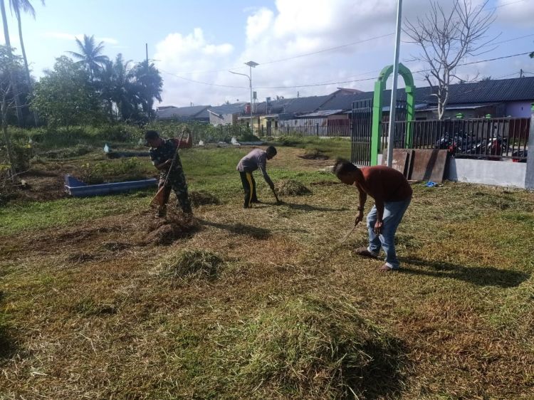 Jaga Kebersihan Makam, Babinsa dan Warga Kerja Bakti di TPU
