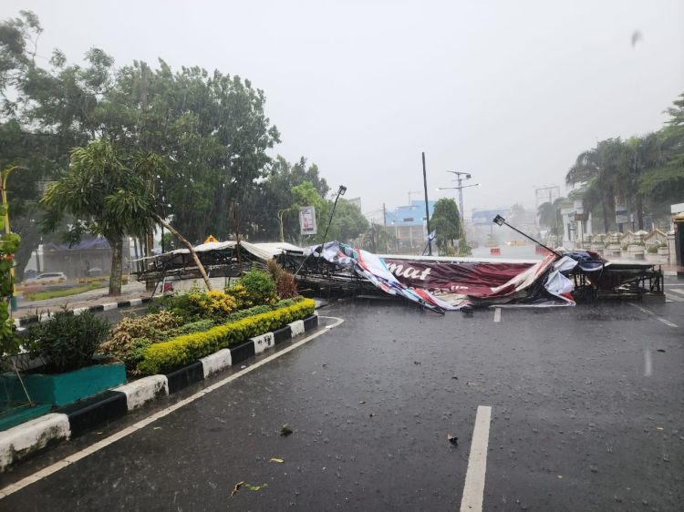 Hujan dan Angin Kencang di Binjai, Baliho Tumbang Timpa Mobil Warga