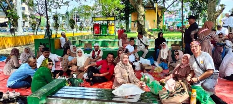 Alumni SMA 6 Bagi 800 Bungkus Nasi Gratis