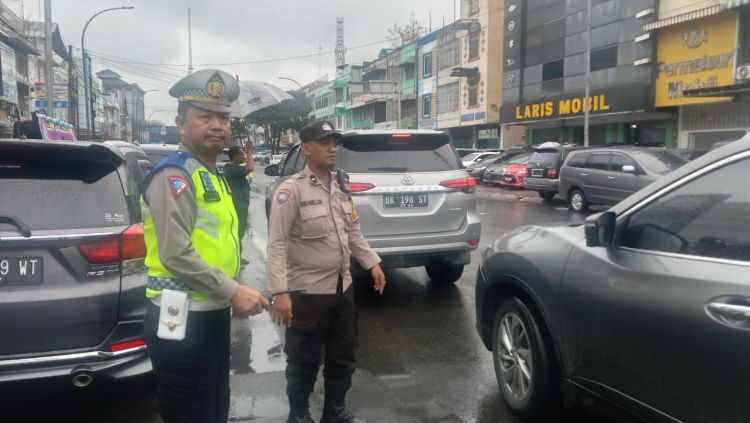 Polsek Medan Baru Tertibkan Parkir Berlapis di Nibung Raya