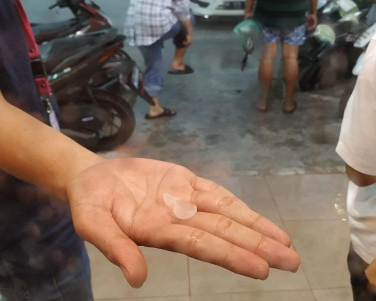 Fenomena Hujan Es Landa Kota Pekanbaru
