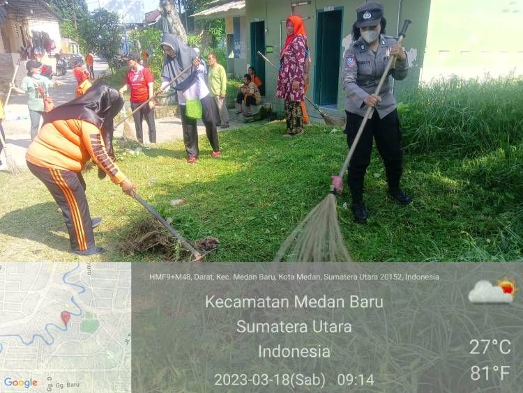 Bhabinkamtibmas Polsek Medan Gotroy Sama Warga Bersih Mushola