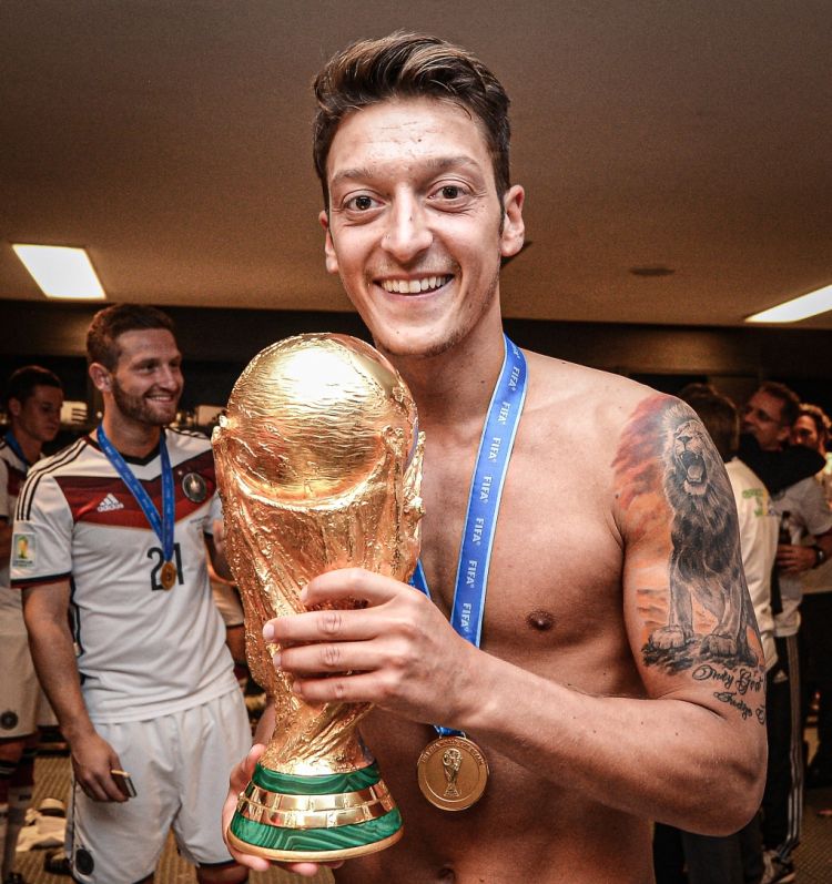 Mesut Ozil Resmi Pensiun dari Sepakbola
