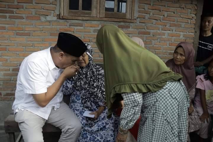 Serahkan Bantuan, Bupati Madina Hinbau Warga Saat Musim Kemarau Rentan Kebakaran