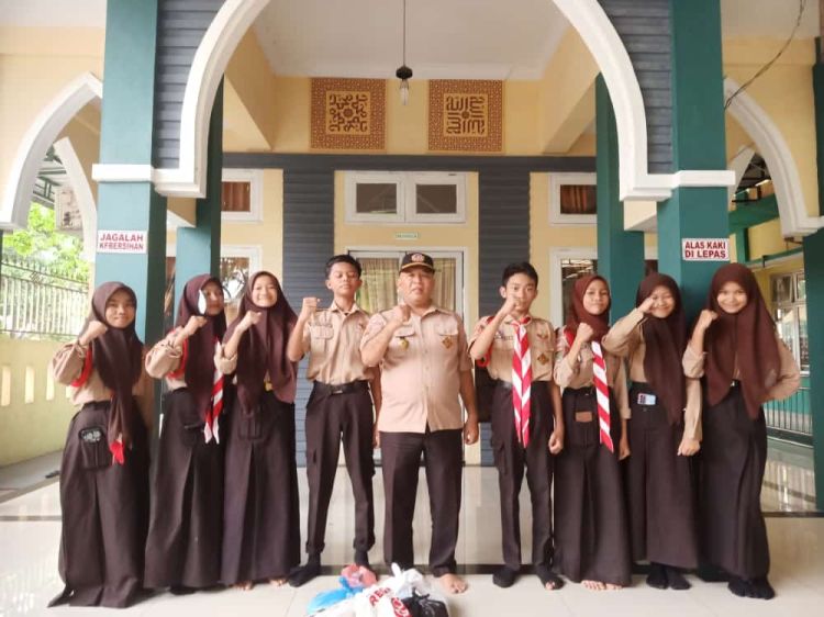 Pramuka SMPN 3 Medan Bagikan Takjil dan Beri Bantuan Ke Panti Asuhan Mamiyai