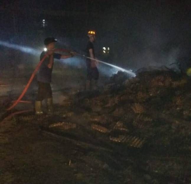 Butuh Waktu 40 Menit Petugas Damkar Padamkan Api Hanguskan Rumah di Pantai Labu
