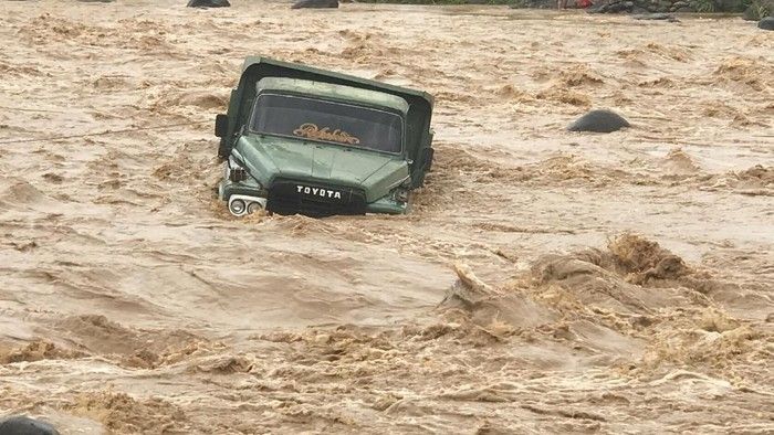 Double Cabin Bawa 10 Penumpang   Terseret Air Bah, 6 Ditemukan Meninggal
