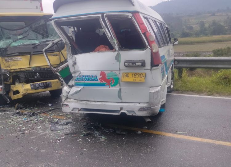 Tabrakan Travel Pariaman Kontra Mobil Box di Balige, Dua Penumpang Terluka