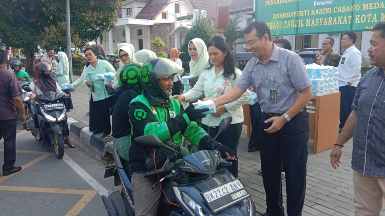 Ketua PN Turun Tangan Bagi Takjil ke Masyarakat Diapresiasi Forwaka, Abang GO-JEK Mendominasi