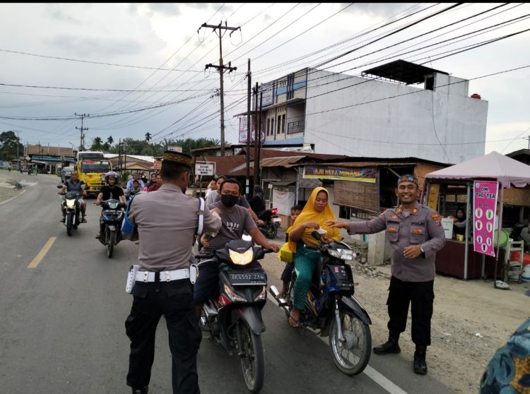 Gandeng Bhayangkari dan Taekwondo Tribrata, Polsek Torgamba Bagi Takjil
