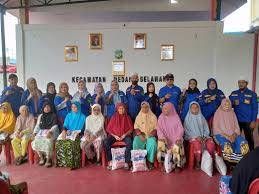 HNSI Bersama Karang Taruna   Bagi Sembako ke Warga  Kurang Mampu di Medan Utara