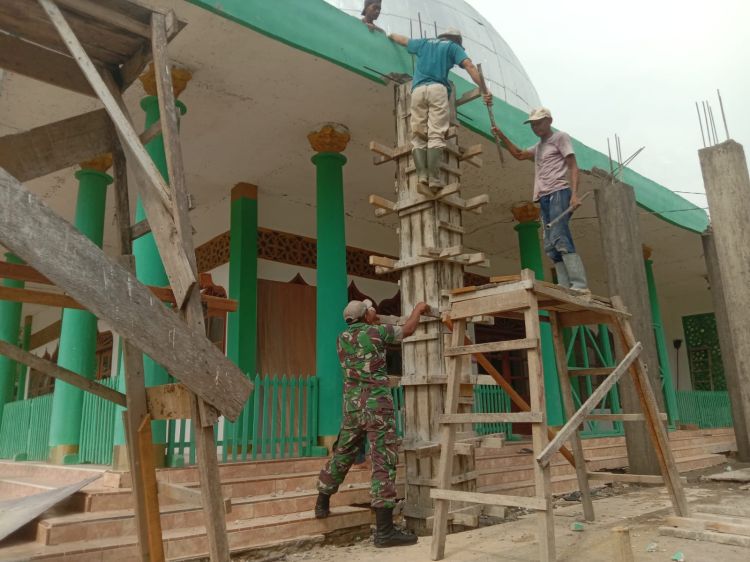 Tugas Mulia,Sertu Okto Babinsa Koramil 07/Julok Membantu Masyarakat Pembuatan Teras Mesjid Baitul Mutakin