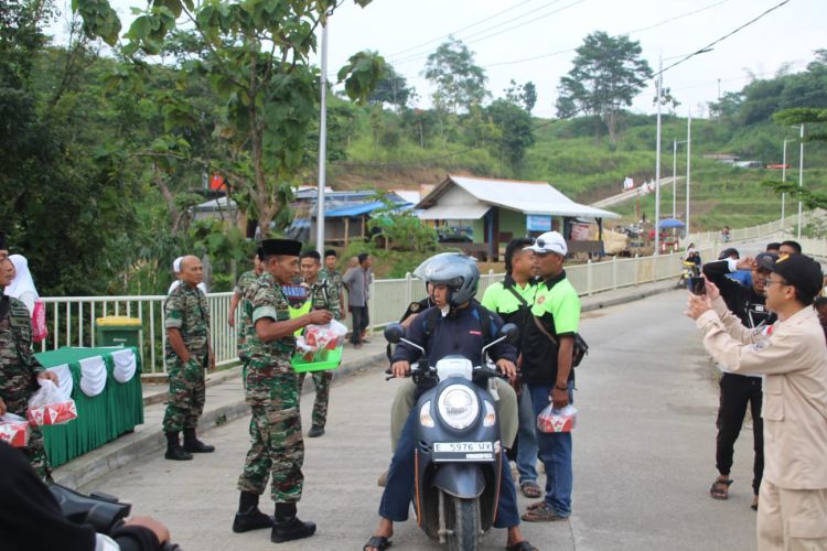Gerudug Masjid AL Kamil, Kodim Sumedang Bagikan Takjil Jelang Buka Puasa