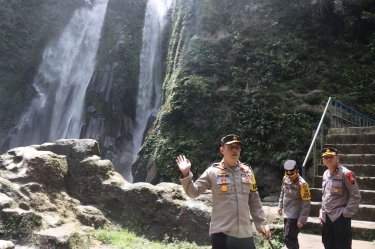 Kapolres Pakpak Bharat Sambangi Pengunjung Obyek Wisata