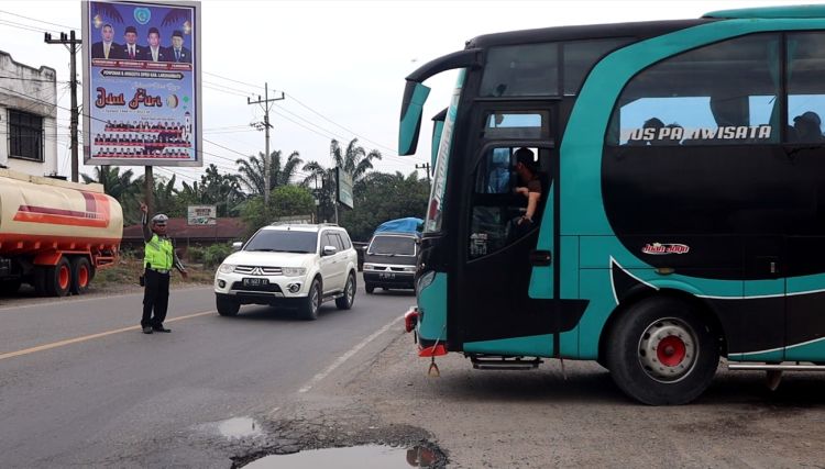 Kedapatan Mudik Gunakan Truk Tronton, Kapolres Labuhanbatu Sewakan Bus Eksekutif