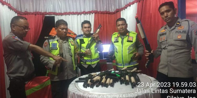 Wow, Petugas Pos Pam Aek Sijorni Sita Puluhan Pucuk Senjata