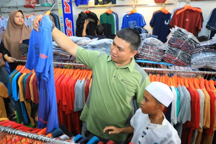 Bupati Labura Ajak Anak Yatim Belanja Baju Lebaran