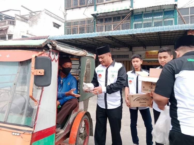 GEMAIS Berbagi Keberkahan di Penghujung Ramadhan, Bagi Takjil dan Pelatihan Bilal Mayat