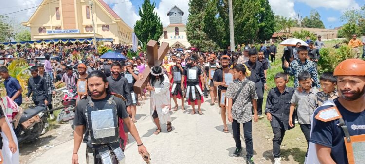 Ratusan Warga Saksikan Prosesi Jalan Salib di Humbahas