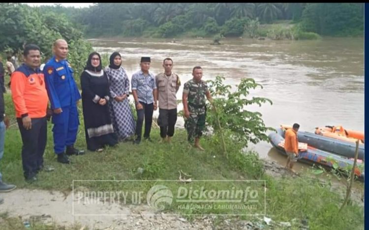 Wakil Bupati Labuhanbatu Tinjau Lokasi  Korban Tenggelam di Sungai Bilah, Pastikan BPBD Terus Melakukan Pencarian