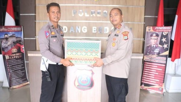 Kapolres Sergai Serahkan 450 Paket Lebaran