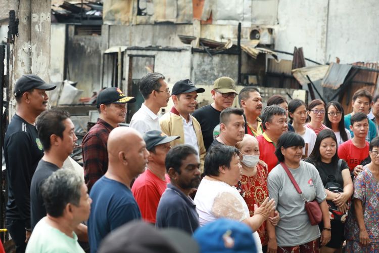 Ihwan Ritonga Bersama Pengurus Partai Gerindra Beri Bantuan Sembako ke Korban Kebakaran Pulo Brayan