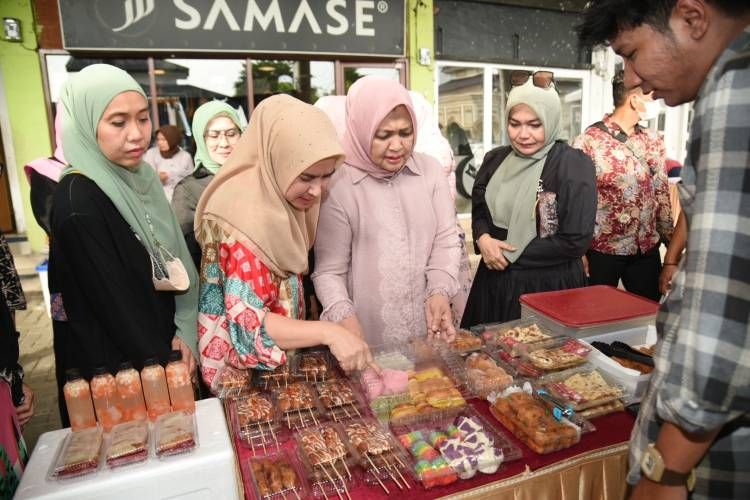 Ketua TP PKK Sumut Borong Makanan Bazar Ramadhan IPEMI