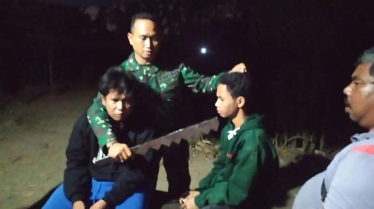 Kejebak Di Gang Buntu, Dua Anggota Geng Motor RNR Dibekuk Babinsa