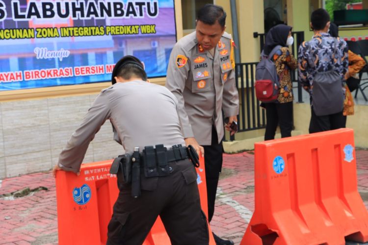 Kapolres Labuhanbatu Periksa Personel Penjagaan&nbsp;Mapolres