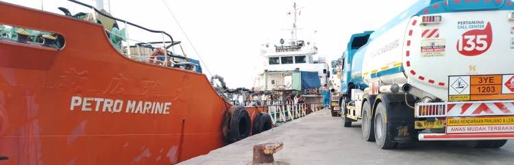 Sangat Beresiko Kebakaran, Bunker BBM Solar ke Kapal Tanker Tanpa Pengamanan PMK PT Pelindo