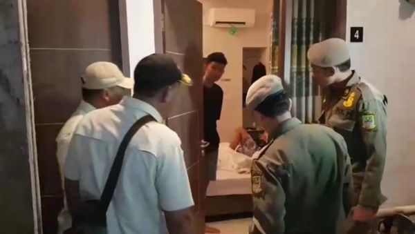 Wanita Ini Ngaku Bidan Lagi Rawat Orang Sakit Ketika Kena Razia  di Kamar Hotel