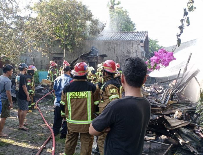Satu Rumah Semi Permanen di Medan Tembung Terbakar
