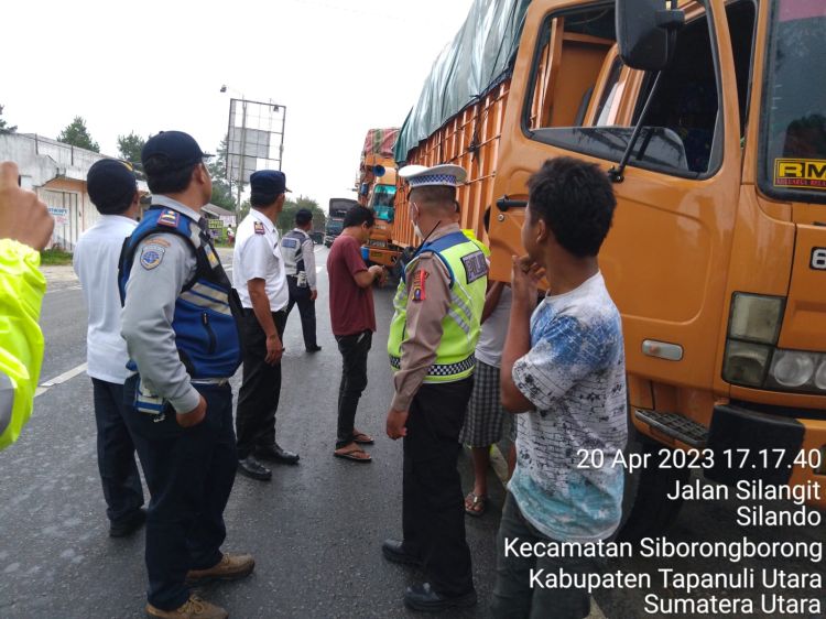Demi Kelancaran Arus Lalu Lintas Pemudik, Polres Tapanuli Utara Hentikan Sementara Truk