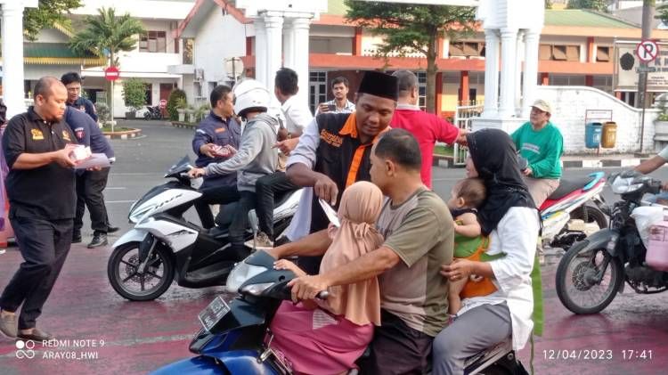 Sosialisasi Hak Pilih,   PPK dan Panwas Bagi  Takjil ke Masyarakat