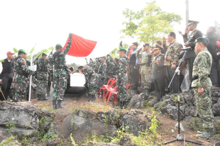 Jenazah Serka Anumerta Roybertus Simbolon Dikebumikan di Kampung Halaman