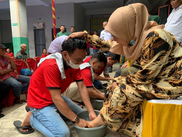 Haru, Napi Lapas Narkotika Langkat Basuh Kaki Ibu saat Kunjungan Idul Fitri