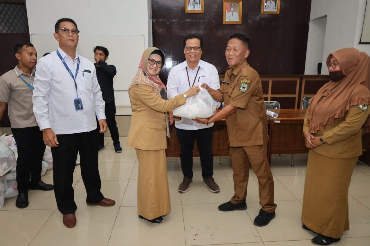 PNS Golongan I dan II Dapat Paket Lebaran dari Taspen, Diserahkan Walikota