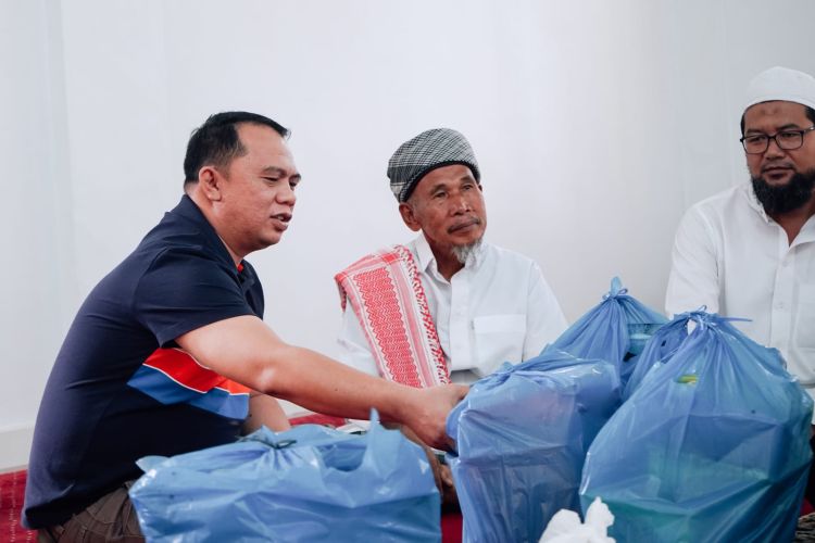 Bupati Labuhanbatu Berikan 500 Bungkus Takjil ke Masjid-masjid Rantauprapat