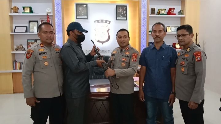 Penyerahan Sepucuk Senpi AK-56 Bekas Anggota GAM Diapresiasi Kapolres Aceh Tamiang.